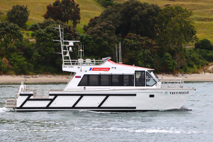 2351 136 TECT Rescue Coastguard boat arrival