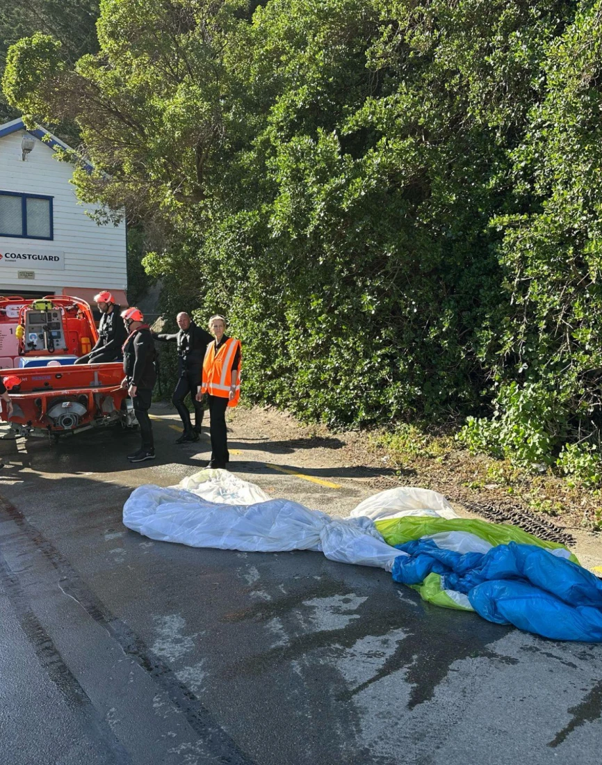 05 Coastguard Sumner rescue paraglider from Taylors Mistake